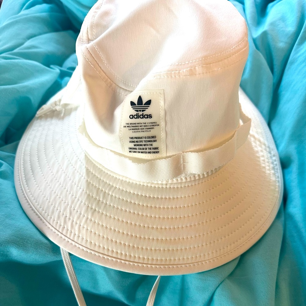 Adidas Hat 🖤🤍 NEVER WORN 🤍🖤 PERFECT CONDITION